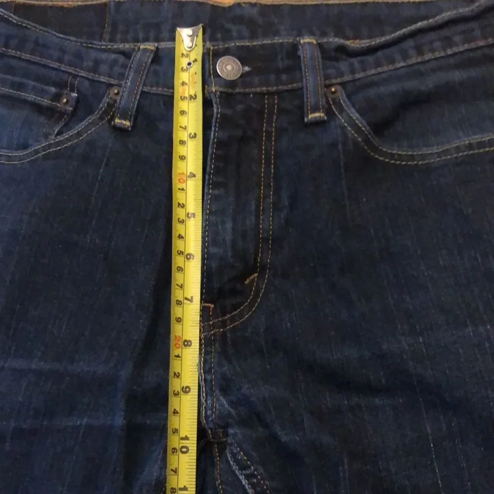 Levi’s jeans 32 x 30 inch dark wash denim straight leg